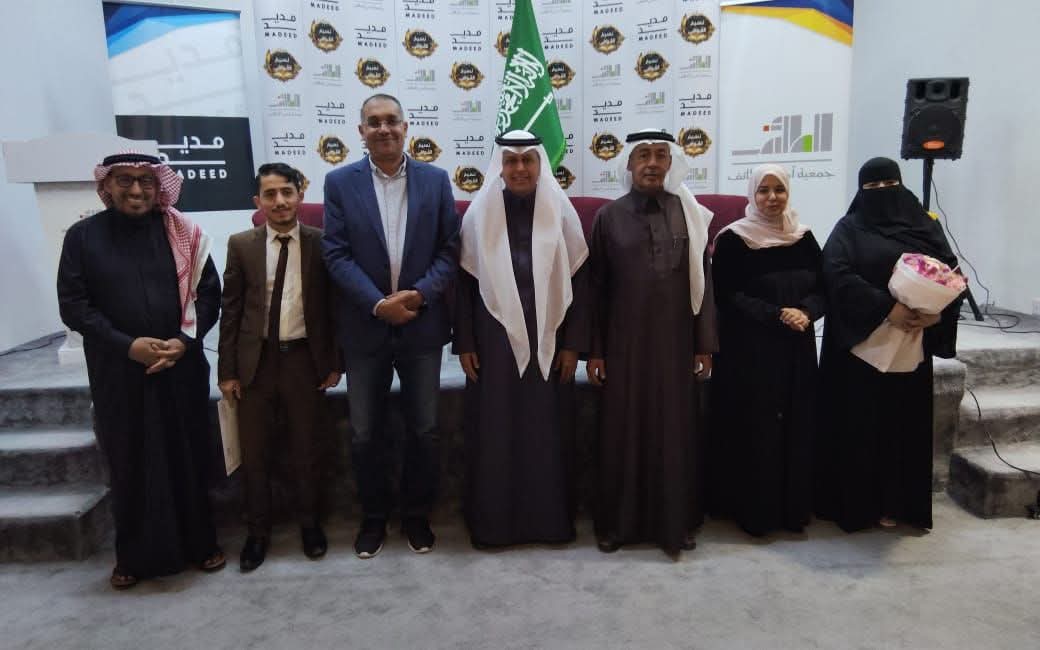 فيما جمعت مصر واليمن والسودان والسعودية (بلابل الشعر العربية ) في أمسية مديد الثالثة بأدبي الطائف 