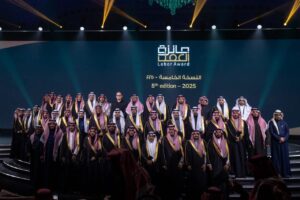 وزير الموارد البشرية والتنمية الاجتماعية يكرّم المنشآت الفائزة بجائزة العمل في نسختها الخامسة