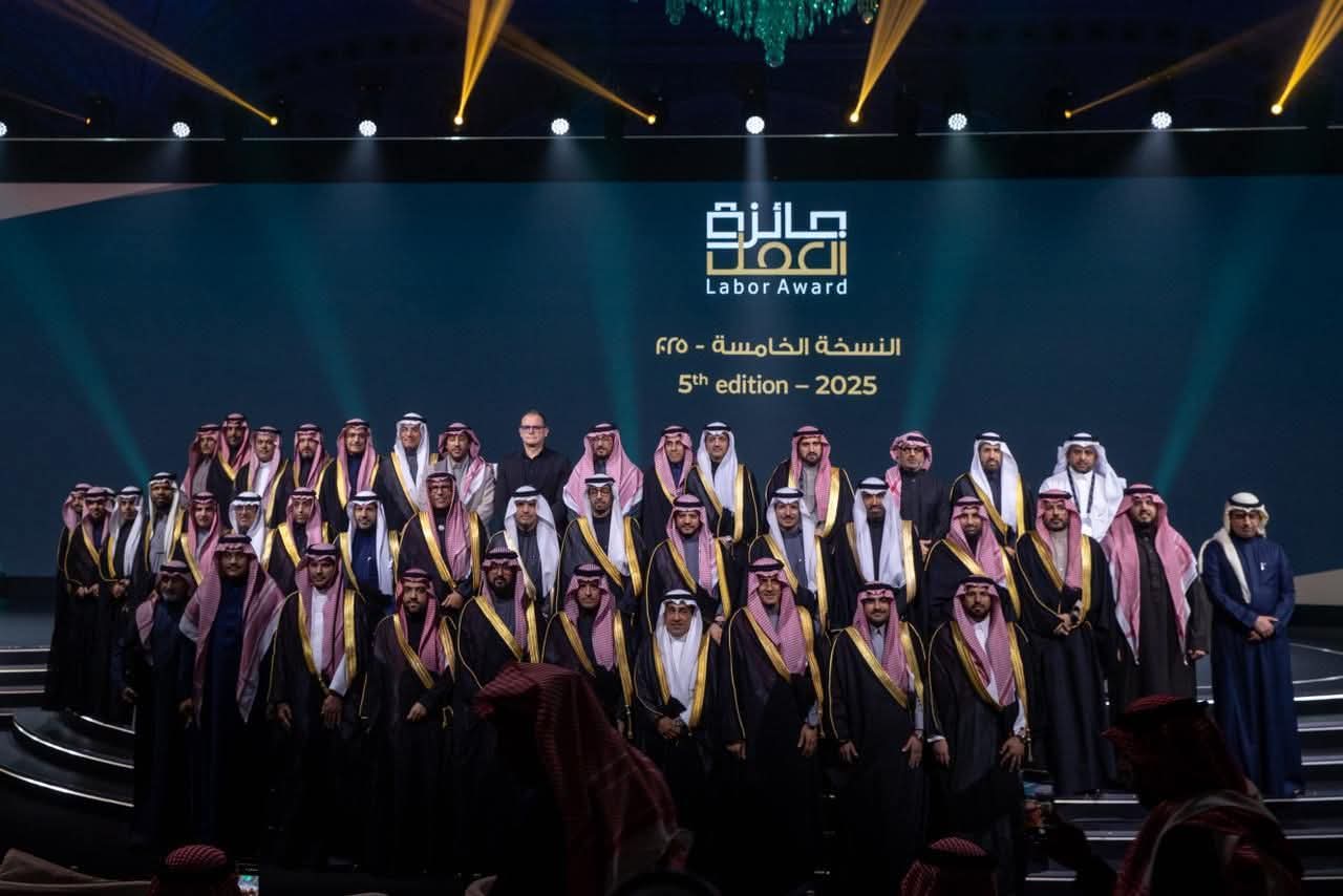وزير الموارد البشرية والتنمية الاجتماعية يكرّم المنشآت الفائزة بجائزة العمل في نسختها الخامسة