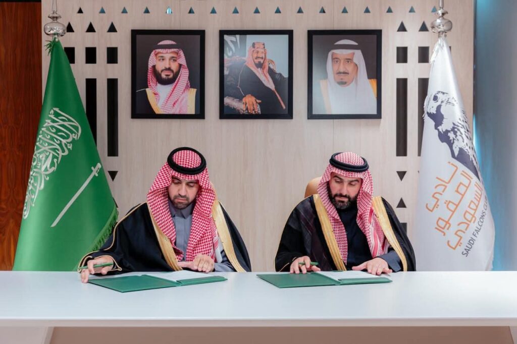 نادي الصقور والمكتب الإستراتيجي لتطوير منطقة الحدود الشمالية يوقّعان اتفاقية لتنظيم برامج وفعاليات للصقارة