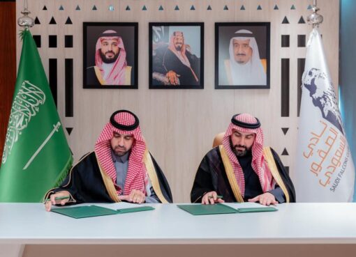 نادي الصقور والمكتب الإستراتيجي لتطوير منطقة الحدود الشمالية يوقّعان اتفاقية لتنظيم برامج وفعاليات للصقارة