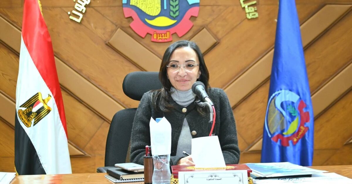 محافظ البحيرة تستعرض عدداً من التقارير والكتب الدورية 