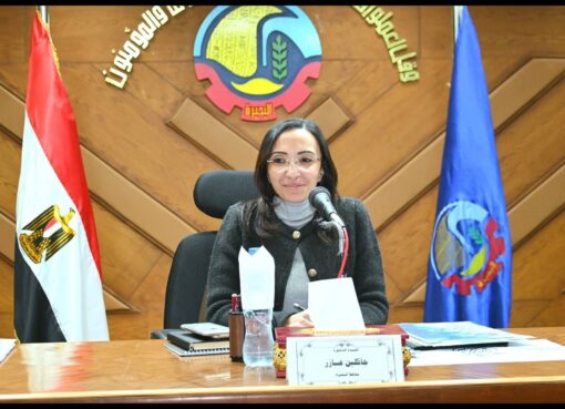 محافظ البحيرة تستعرض عدداً من التقارير والكتب الدورية 