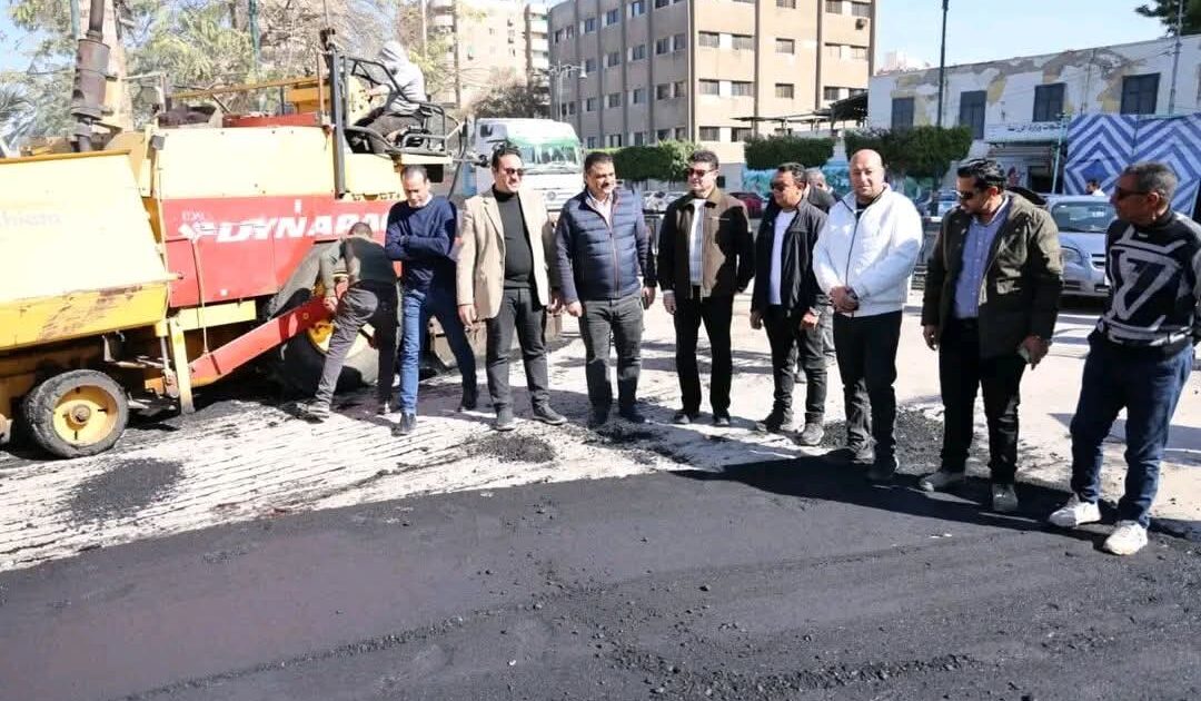 السكرتير العام يتفقد أعمال رصف كوبري مبارك استعدادًا لدخوله الخدمة بشبين الكوم