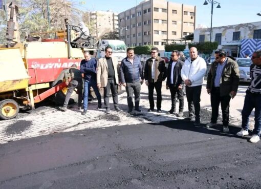 السكرتير العام يتفقد أعمال رصف كوبري مبارك استعدادًا لدخوله الخدمة بشبين الكوم