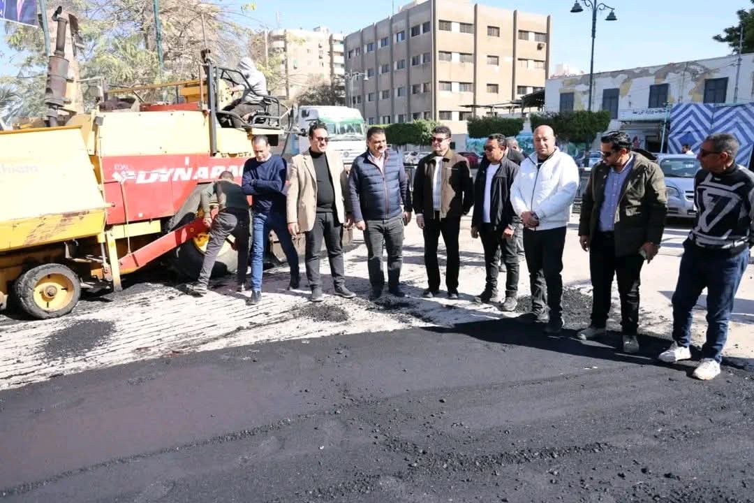 السكرتير العام يتفقد أعمال رصف كوبري مبارك استعدادًا لدخوله الخدمة بشبين الكوم