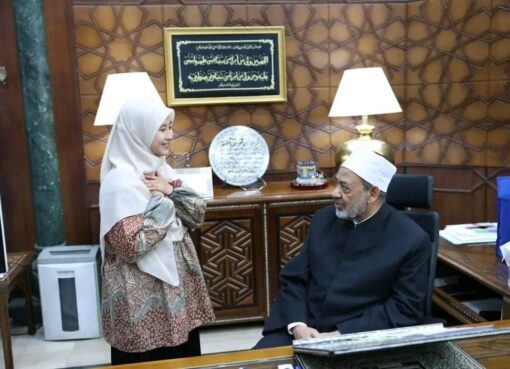 شيخ الأزهر يستقبل الطالبة الإندونيسية «ييلي» ويمنحها فرصة استكمال دراسة الماجستير