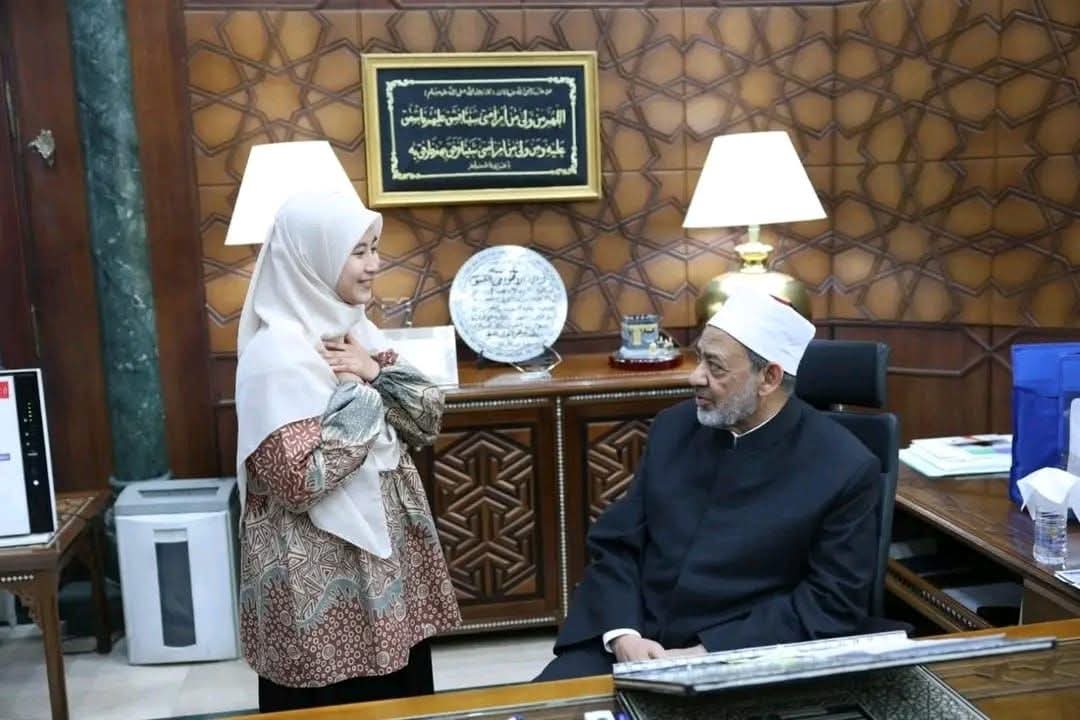 شيخ الأزهر يستقبل الطالبة الإندونيسية «ييلي» ويمنحها فرصة استكمال دراسة الماجستير