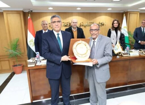 محافظ الجيزة يكرم رئيس جهاز التفتيش والمتابعة الميدانية لبلوغه السن القانونية