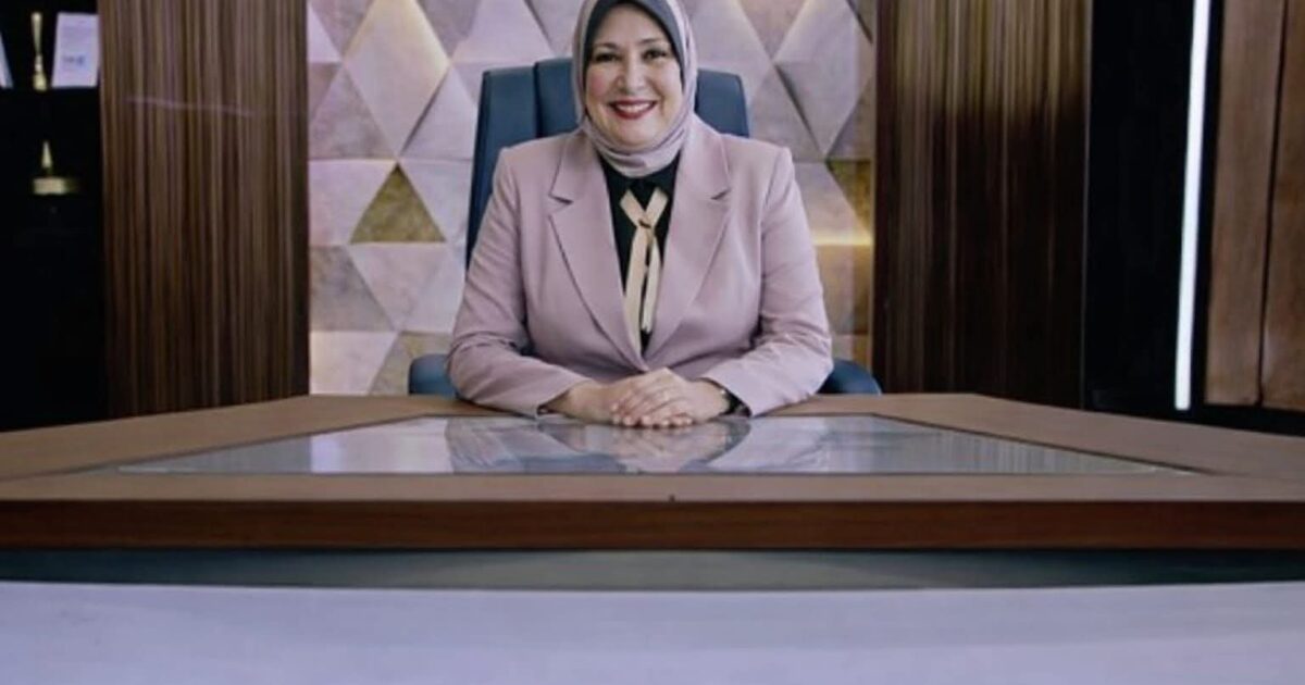 مني عبدالغفار خليفة: القضايا الإجتماعية وبناء الإنسان في صدارة أولويات الحزب ضمن رؤية وطنية شاملة أكدت مني عبدالغفار خليفة، الأمين العام لـحزب مصر 2000، أن الحزب يضع القضايا الإجتماعية في مقدمة أولوياته الوطنية، بأعتبارها الأساس الحقيقي لبناء الإنسان المصري، وتعزيز تماسك المجتمع، ودعم مسار الدولة المصرية نحو التنمية الشاملة والمستدامة. وأوضحت مني عبدالغفار خليفة في تصريح لـها أن البيان الثاني الصادر عن المجلس الرئاسي للحزب يأتي إستكمالًا للبيان الأول الذي تناول أولويات الحزب في المحور السياسي، حيث جرى في البيان الثاني تحديد القضايا ذات الأولوية في المحور الإجتماعي، وذلك في إطار رؤية متكاملة قام الحزب بتدوينها من خلال أوراق عمل تفصيلية. وأشارت إلى أن من أبرز القضايا ذات الأولوية في المحور الإجتماعي قضية مكافحة الأمية، إلى جانب تطوير التعليم قبل الجامعي من خلال الإرتقاء بكافة عناصر العملية التعليمية، سواء المعلم أو المناهج أو الأبنية المدرسية أو الإدارة التعليمية، فضلًا عن تمكين الطلاب من ممارسة الأنشطة المختلفة، مؤكدًة أن التعليم يجب أن يوضع في مكانته اللائقة باعتباره قضية أمن قومي، مع الالتزام بتوفير المخصصات المالية اللازمة له وفقًا لما نص عليه الدستور. وأضافت "خليفة" أن الحزب يولي إهتمامًا خاصًا بـ تطوير التعليم الفني وربطه بشكل مباشر باحتياجات سوق العمل، من خلال تحديث المدارس الفنية الثانوية، بهدف تخريج عمالة ماهرة قادرة على دعم الاقتصاد الوطني، مشددًة على أهمية إلزام المصانع الخاصة الكبرى بإنشاء مدارس فنية بنظام الخمس سنوات داخل منشآتها، لتخريج العامل الفني المؤهل وفقًا للمواصفات المطلوبة. وفي السياق ذاته، أكدت الأمين العام لـحزب مصر 2000، علي أن الحزب قام بإعداد ورقة شاملة تتناول تطوير المستشفيات العامة، وتعزيز منظومة التأمين الصحي الشامل، إلى جانب تطوير صناعة الدواء وتحقيق الاكتفاء الذاتي منه، بما يضمن الأمن الدوائي ويحسن من جودة الخدمات الصحية المقدمة للمواطنين. وأشارت إلى أن من بين القضايا المهمة التي تناولتها أوراق الحزب في المحور الإجتماعي أيضًا تطوير قصور الثقافة ومراكز الشباب، وتفعيل دور الثقافة والفن في إستعادة تأثير القوى الناعمة المصرية في محيطها العربي، بأعتبارها أحد أدوات القوة الحضارية والاستراتيجية للدولة المصرية. وفي ختام تصريحها، أكدت علي أن مرحلة ما بعد الحوار الوطني تمثل إختبارًا حقيقيًا للإرادة الوطنية، وتتطلب ترجمة المخرجات إلى سياسات وبرامج قابلة للتنفيذ، بما يعزز قدرة الدولة المصرية على مواجهة التحديات التي تواجهها، ويحقق التوازن بين متطلبات الإصلاح والاستقرار، مشددًة على أن حزب مصر 2000 يتعامل بإيجابية كاملة مع هذه المرحلة.