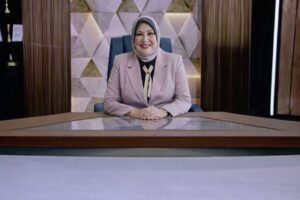 مني عبدالغفار خليفة: القضايا الإجتماعية وبناء الإنسان في صدارة أولويات الحزب ضمن رؤية وطنية شاملة أكدت مني عبدالغفار خليفة، الأمين العام لـحزب مصر 2000، أن الحزب يضع القضايا الإجتماعية في مقدمة أولوياته الوطنية، بأعتبارها الأساس الحقيقي لبناء الإنسان المصري، وتعزيز تماسك المجتمع، ودعم مسار الدولة المصرية نحو التنمية الشاملة والمستدامة. وأوضحت مني عبدالغفار خليفة في تصريح لـها أن البيان الثاني الصادر عن المجلس الرئاسي للحزب يأتي إستكمالًا للبيان الأول الذي تناول أولويات الحزب في المحور السياسي، حيث جرى في البيان الثاني تحديد القضايا ذات الأولوية في المحور الإجتماعي، وذلك في إطار رؤية متكاملة قام الحزب بتدوينها من خلال أوراق عمل تفصيلية. وأشارت إلى أن من أبرز القضايا ذات الأولوية في المحور الإجتماعي قضية مكافحة الأمية، إلى جانب تطوير التعليم قبل الجامعي من خلال الإرتقاء بكافة عناصر العملية التعليمية، سواء المعلم أو المناهج أو الأبنية المدرسية أو الإدارة التعليمية، فضلًا عن تمكين الطلاب من ممارسة الأنشطة المختلفة، مؤكدًة أن التعليم يجب أن يوضع في مكانته اللائقة باعتباره قضية أمن قومي، مع الالتزام بتوفير المخصصات المالية اللازمة له وفقًا لما نص عليه الدستور. وأضافت "خليفة" أن الحزب يولي إهتمامًا خاصًا بـ تطوير التعليم الفني وربطه بشكل مباشر باحتياجات سوق العمل، من خلال تحديث المدارس الفنية الثانوية، بهدف تخريج عمالة ماهرة قادرة على دعم الاقتصاد الوطني، مشددًة على أهمية إلزام المصانع الخاصة الكبرى بإنشاء مدارس فنية بنظام الخمس سنوات داخل منشآتها، لتخريج العامل الفني المؤهل وفقًا للمواصفات المطلوبة. وفي السياق ذاته، أكدت الأمين العام لـحزب مصر 2000، علي أن الحزب قام بإعداد ورقة شاملة تتناول تطوير المستشفيات العامة، وتعزيز منظومة التأمين الصحي الشامل، إلى جانب تطوير صناعة الدواء وتحقيق الاكتفاء الذاتي منه، بما يضمن الأمن الدوائي ويحسن من جودة الخدمات الصحية المقدمة للمواطنين. وأشارت إلى أن من بين القضايا المهمة التي تناولتها أوراق الحزب في المحور الإجتماعي أيضًا تطوير قصور الثقافة ومراكز الشباب، وتفعيل دور الثقافة والفن في إستعادة تأثير القوى الناعمة المصرية في محيطها العربي، بأعتبارها أحد أدوات القوة الحضارية والاستراتيجية للدولة المصرية. وفي ختام تصريحها، أكدت علي أن مرحلة ما بعد الحوار الوطني تمثل إختبارًا حقيقيًا للإرادة الوطنية، وتتطلب ترجمة المخرجات إلى سياسات وبرامج قابلة للتنفيذ، بما يعزز قدرة الدولة المصرية على مواجهة التحديات التي تواجهها، ويحقق التوازن بين متطلبات الإصلاح والاستقرار، مشددًة على أن حزب مصر 2000 يتعامل بإيجابية كاملة مع هذه المرحلة.