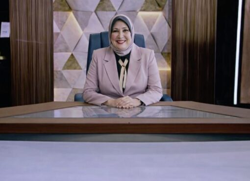 مني عبدالغفار خليفة: القضايا الإجتماعية وبناء الإنسان في صدارة أولويات الحزب ضمن رؤية وطنية شاملة أكدت مني عبدالغفار خليفة، الأمين العام لـحزب مصر 2000، أن الحزب يضع القضايا الإجتماعية في مقدمة أولوياته الوطنية، بأعتبارها الأساس الحقيقي لبناء الإنسان المصري، وتعزيز تماسك المجتمع، ودعم مسار الدولة المصرية نحو التنمية الشاملة والمستدامة. وأوضحت مني عبدالغفار خليفة في تصريح لـها أن البيان الثاني الصادر عن المجلس الرئاسي للحزب يأتي إستكمالًا للبيان الأول الذي تناول أولويات الحزب في المحور السياسي، حيث جرى في البيان الثاني تحديد القضايا ذات الأولوية في المحور الإجتماعي، وذلك في إطار رؤية متكاملة قام الحزب بتدوينها من خلال أوراق عمل تفصيلية. وأشارت إلى أن من أبرز القضايا ذات الأولوية في المحور الإجتماعي قضية مكافحة الأمية، إلى جانب تطوير التعليم قبل الجامعي من خلال الإرتقاء بكافة عناصر العملية التعليمية، سواء المعلم أو المناهج أو الأبنية المدرسية أو الإدارة التعليمية، فضلًا عن تمكين الطلاب من ممارسة الأنشطة المختلفة، مؤكدًة أن التعليم يجب أن يوضع في مكانته اللائقة باعتباره قضية أمن قومي، مع الالتزام بتوفير المخصصات المالية اللازمة له وفقًا لما نص عليه الدستور. وأضافت "خليفة" أن الحزب يولي إهتمامًا خاصًا بـ تطوير التعليم الفني وربطه بشكل مباشر باحتياجات سوق العمل، من خلال تحديث المدارس الفنية الثانوية، بهدف تخريج عمالة ماهرة قادرة على دعم الاقتصاد الوطني، مشددًة على أهمية إلزام المصانع الخاصة الكبرى بإنشاء مدارس فنية بنظام الخمس سنوات داخل منشآتها، لتخريج العامل الفني المؤهل وفقًا للمواصفات المطلوبة. وفي السياق ذاته، أكدت الأمين العام لـحزب مصر 2000، علي أن الحزب قام بإعداد ورقة شاملة تتناول تطوير المستشفيات العامة، وتعزيز منظومة التأمين الصحي الشامل، إلى جانب تطوير صناعة الدواء وتحقيق الاكتفاء الذاتي منه، بما يضمن الأمن الدوائي ويحسن من جودة الخدمات الصحية المقدمة للمواطنين. وأشارت إلى أن من بين القضايا المهمة التي تناولتها أوراق الحزب في المحور الإجتماعي أيضًا تطوير قصور الثقافة ومراكز الشباب، وتفعيل دور الثقافة والفن في إستعادة تأثير القوى الناعمة المصرية في محيطها العربي، بأعتبارها أحد أدوات القوة الحضارية والاستراتيجية للدولة المصرية. وفي ختام تصريحها، أكدت علي أن مرحلة ما بعد الحوار الوطني تمثل إختبارًا حقيقيًا للإرادة الوطنية، وتتطلب ترجمة المخرجات إلى سياسات وبرامج قابلة للتنفيذ، بما يعزز قدرة الدولة المصرية على مواجهة التحديات التي تواجهها، ويحقق التوازن بين متطلبات الإصلاح والاستقرار، مشددًة على أن حزب مصر 2000 يتعامل بإيجابية كاملة مع هذه المرحلة.