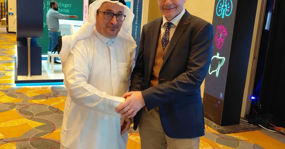 شبيه رئيس الإتحاد الدولي لكرة القدم يظهر في مؤتمر الشرق الأوسط للغدد والسكري والسمنة