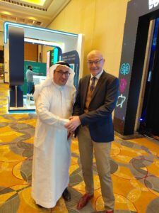 شبيه رئيس الإتحاد الدولي لكرة القدم يظهر في مؤتمر الشرق الأوسط للغدد والسكري والسمنة