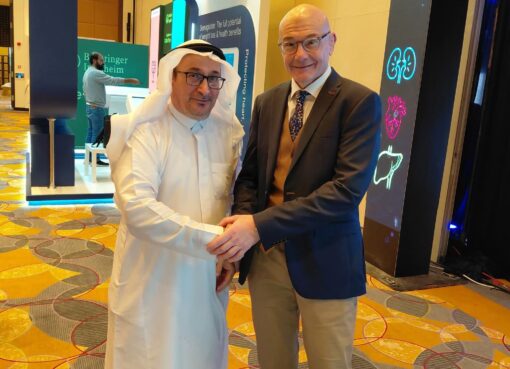 شبيه رئيس الإتحاد الدولي لكرة القدم يظهر في مؤتمر الشرق الأوسط للغدد والسكري والسمنة