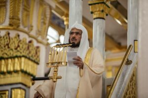 الثبيتي يؤم المصلين لصلاة الجمعة بالمسجد النبوي