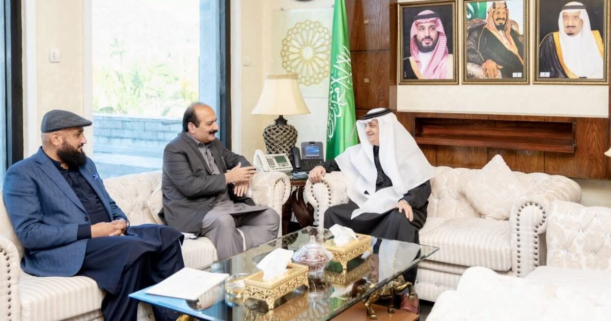 سفير خادم الحرمين الشريفين في باكستان يستقبل عدد من المسؤولين الباكستانيين