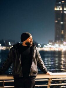 أحمد الروسي يعود بعد غياب طويل بأغنية في حضن الليل وتفاصيل لأول مره