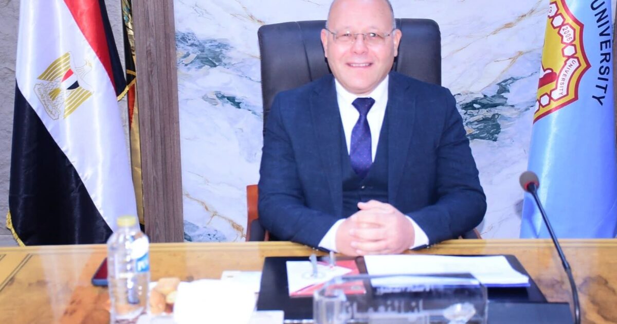 رئيس جامعة سوهاج يكافئ الكوادر التعليمية والطبية بتقدير مادي ومعنوي استثنائي