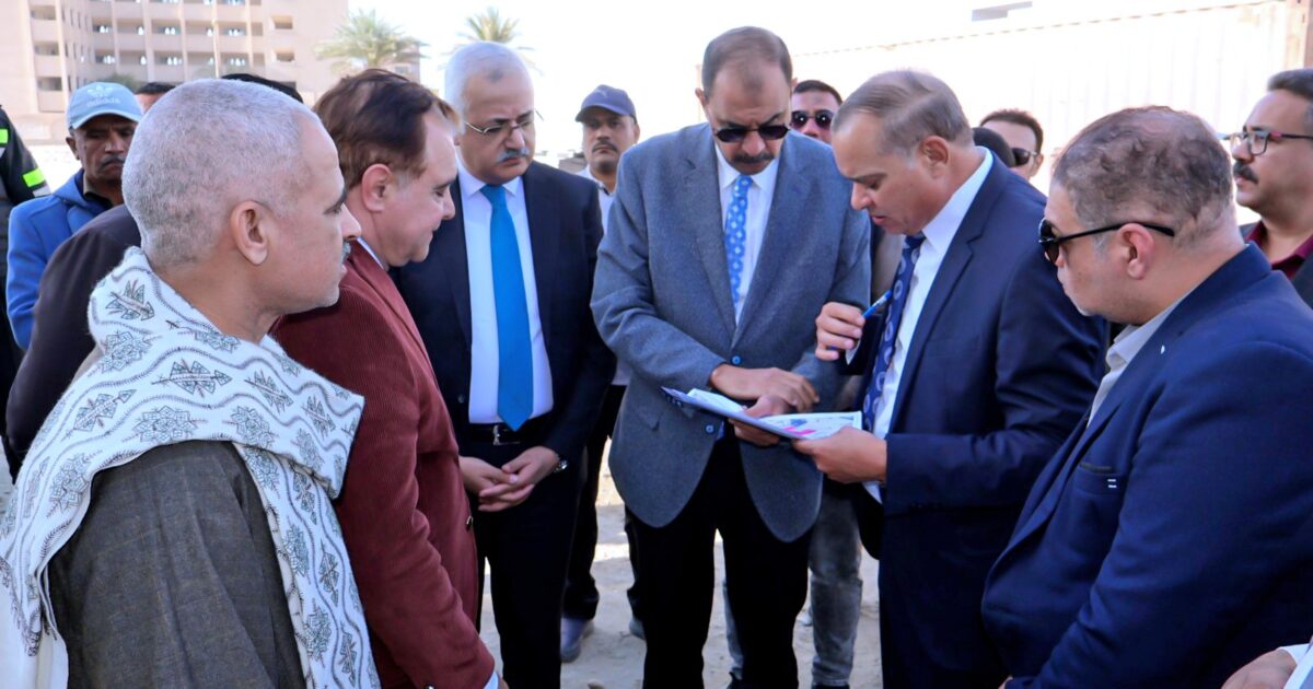 محافظ سوهاج يتفقد موقع مصنع الطوب الأسمنتي غرب جرجا على مساحة 11 فدان