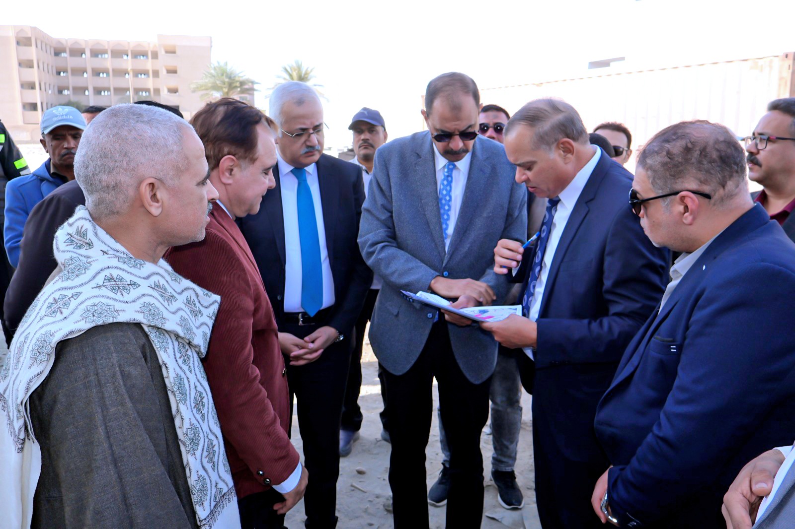 محافظ سوهاج يتفقد موقع مصنع الطوب الأسمنتي غرب جرجا على مساحة 11 فدان