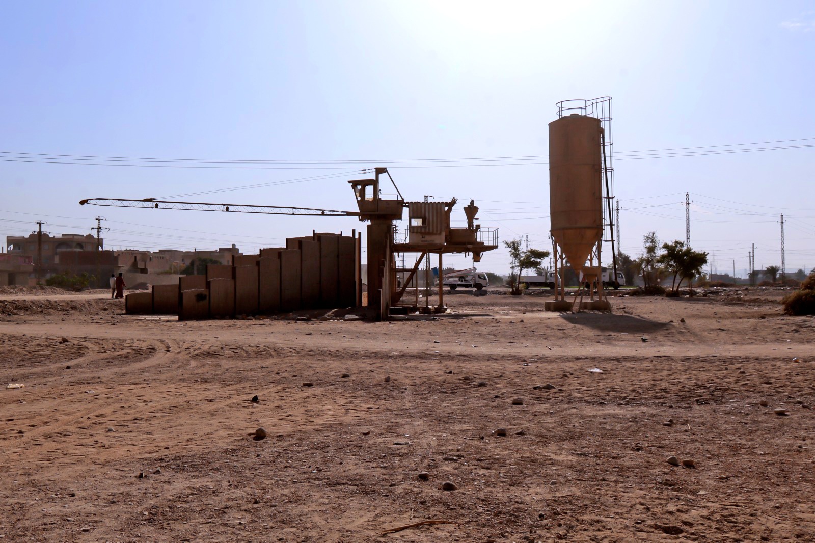 محافظ سوهاج يتفقد موقع مصنع الطوب الأسمنتي غرب جرجا على مساحة 11 فدان