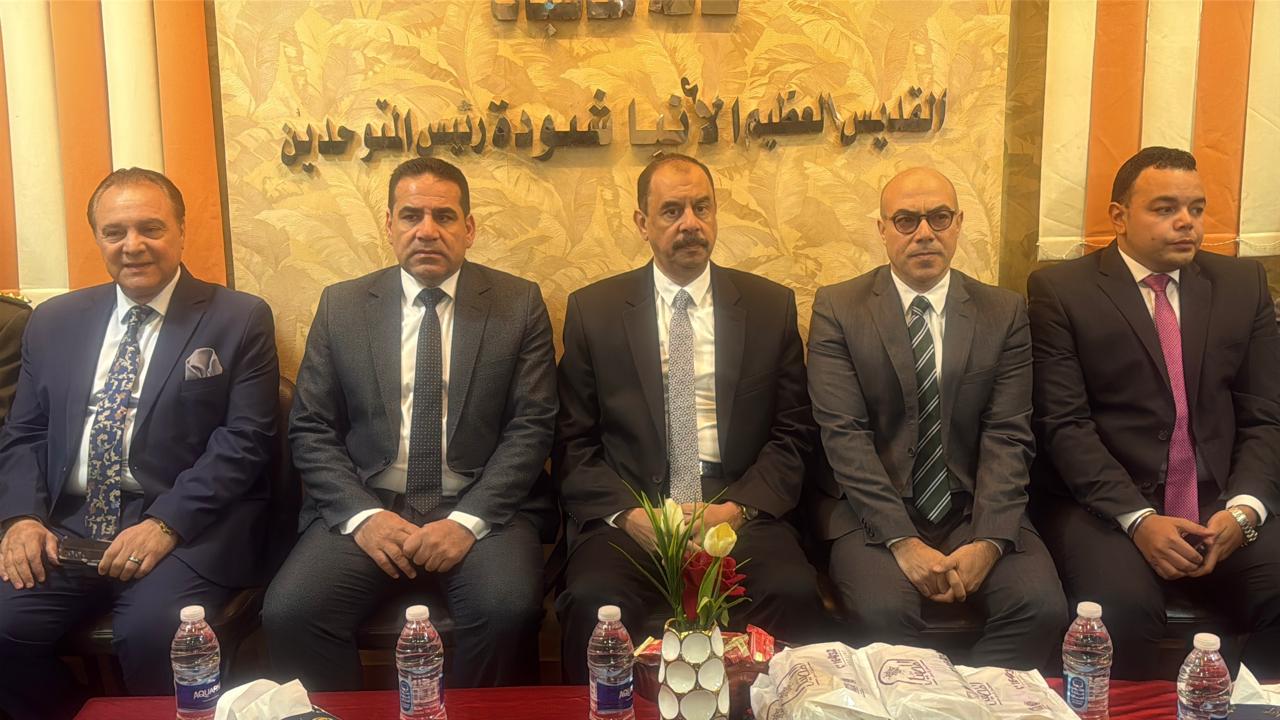 محافظ سوهاج يشارك أطفال "بيت الرحمة" المسيحية فرحتهم بعيد الميلاد المجيد