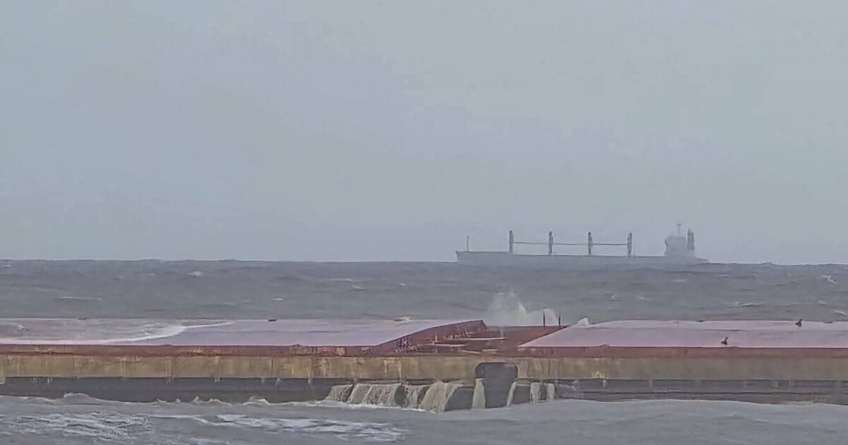 قناة السويس تؤكد انتظام الملاحة رغم جنوح سفينة بضائع (FENER) خارج المجرى الملاحي في منطقة انتظار بورسعيد