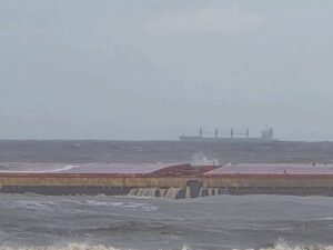 قناة السويس تؤكد انتظام الملاحة رغم جنوح سفينة بضائع (FENER) خارج المجرى الملاحي في منطقة انتظار بورسعيد