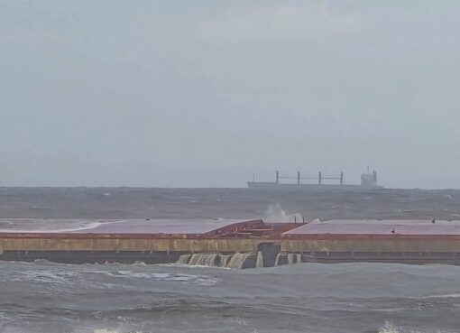 قناة السويس تؤكد انتظام الملاحة رغم جنوح سفينة بضائع (FENER) خارج المجرى الملاحي في منطقة انتظار بورسعيد