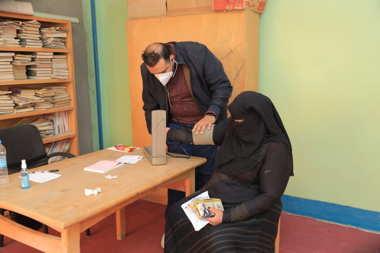 الكشف على 2000 مواطن بالمجان خلال قافلة طبية شاملة بقرية أولاد يحيى الحاجر بدار السلام