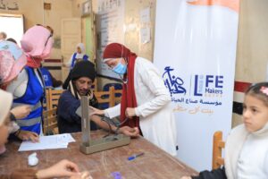 الكشف على 2000 مواطن بالمجان خلال قافلة طبية شاملة بقرية أولاد يحيى الحاجر بدار السلام