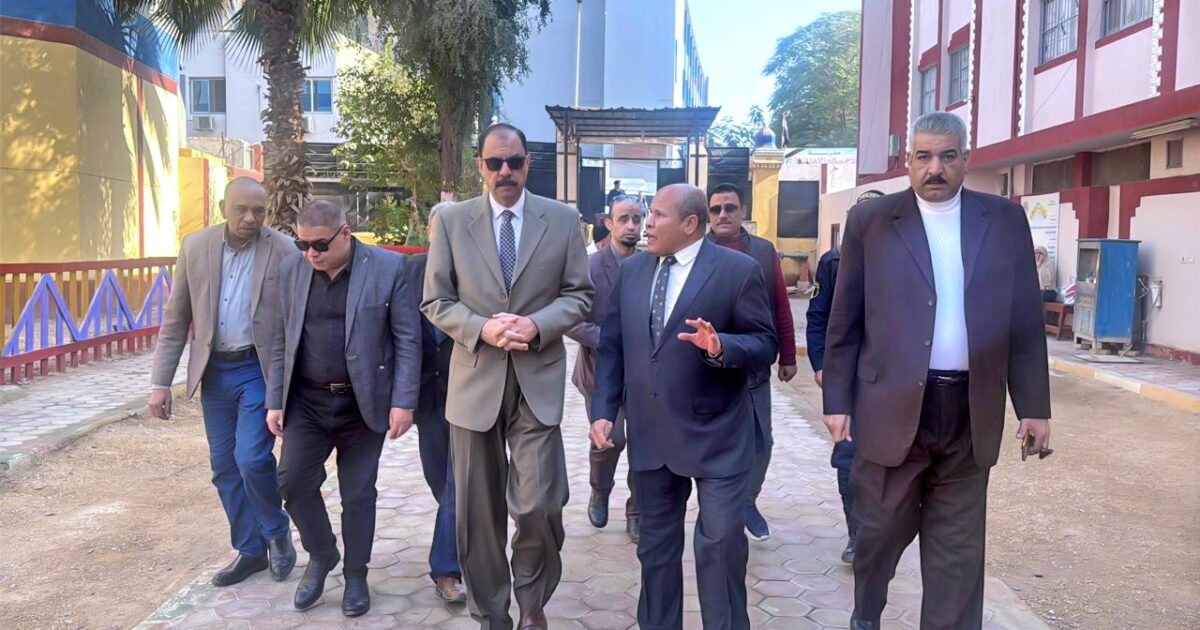 محافظ سوهاج يتفقد لجان إمتحانات الشهادة الإعدادية