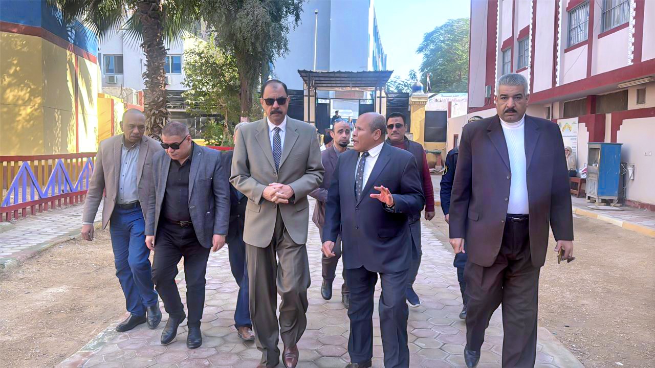 محافظ سوهاج يتفقد لجان إمتحانات الشهادة الإعدادية
