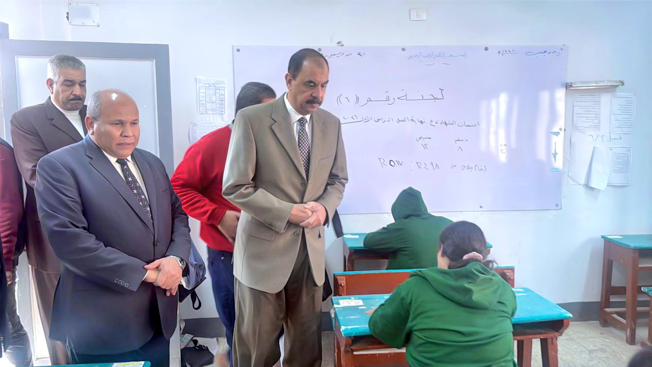 محافظ سوهاج يتفقد لجان إمتحانات الشهادة الإعدادية