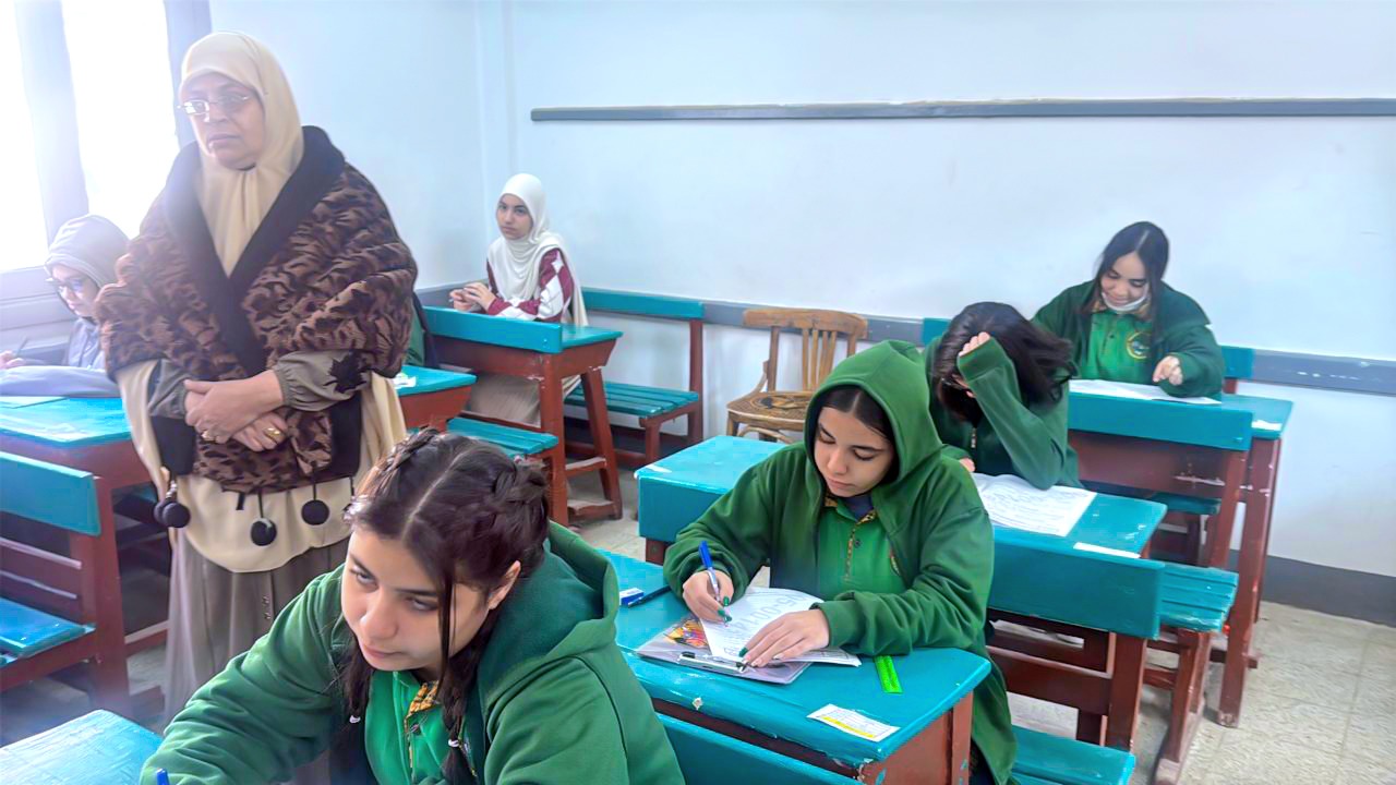 محافظ سوهاج يتفقد لجان إمتحانات الشهادة الإعدادية