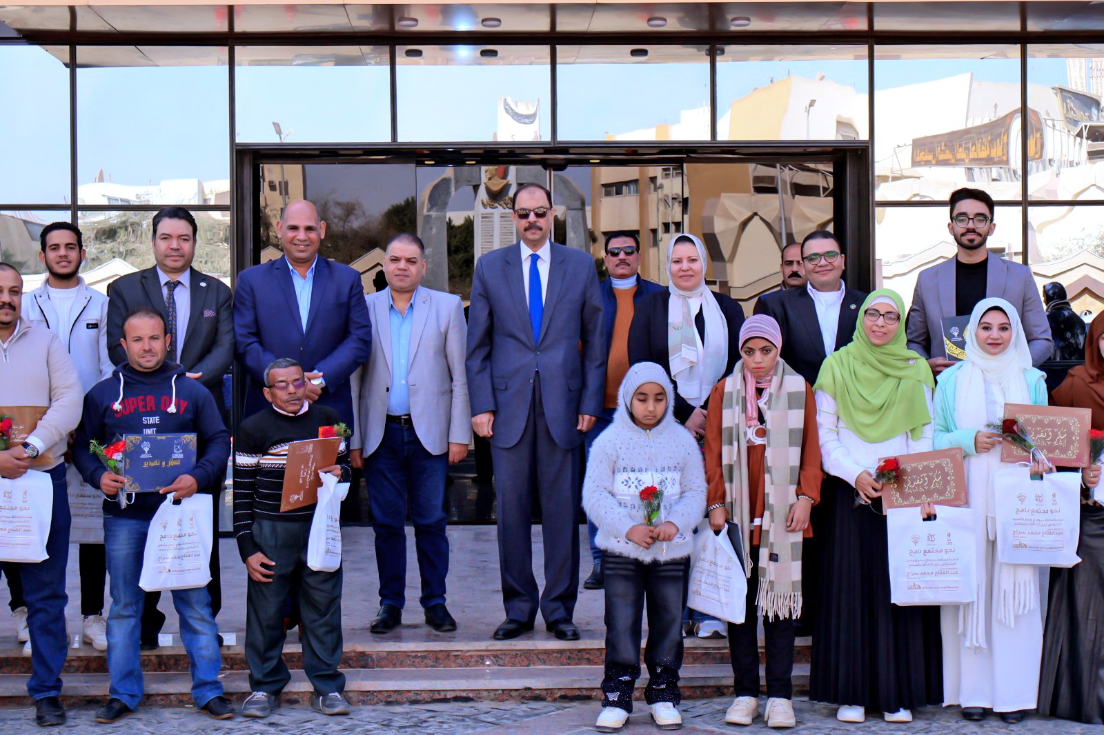 محافظ سوهاج يكرم 32 من خريجي برنامج ريادة الأعمال للأشخاص ذوي الإعاقة
