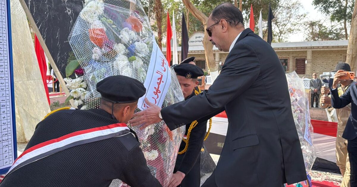 محافظ سوهاج يضع إكليلا من الزهور على النصب التذكاري لشهداء الشرطة