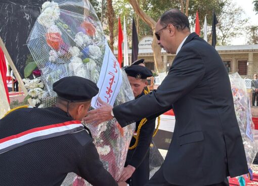 محافظ سوهاج يضع إكليلا من الزهور على النصب التذكاري لشهداء الشرطة