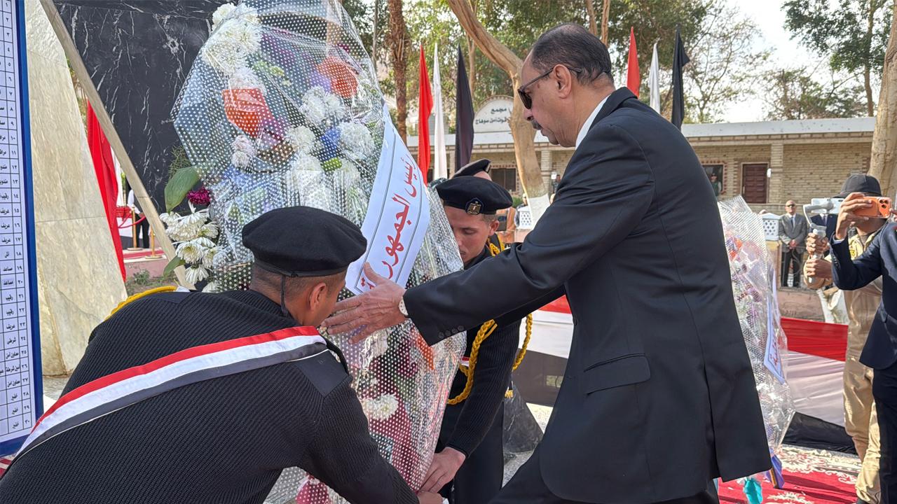محافظ سوهاج يضع إكليلا من الزهور على النصب التذكاري لشهداء الشرطة