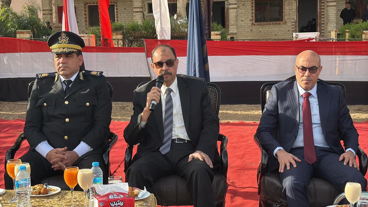 محافظ سوهاج يضع إكليلا من الزهور على النصب التذكاري لشهداء الشرطة