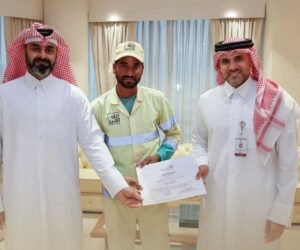 الدوحه: عامل نظافة يعثر على مواد مخدرة مهربة في الشمال.. والبلدية تكرمه