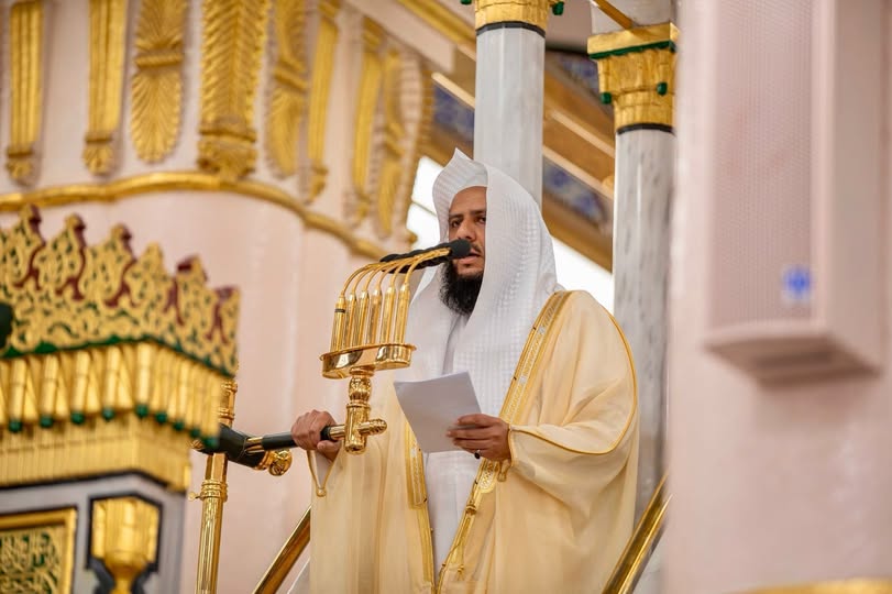 المهنا يؤم المصلين