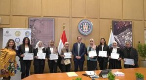 وزير المالية يكرم