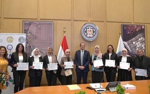 وزير المالية يكرم