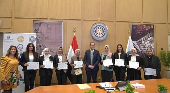 وزير المالية يكرم