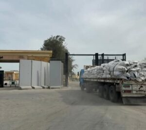 قافلة المساعدات الـ128 من "زاد العزة" تدخل إلى الفلسطينيين بقطاع غزة