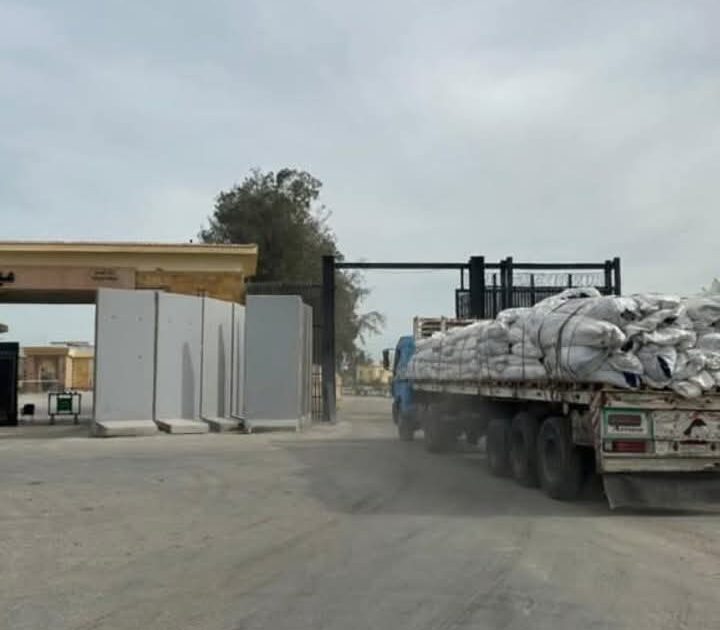 قافلة المساعدات الـ128 من "زاد العزة" تدخل إلى الفلسطينيين بقطاع غزة