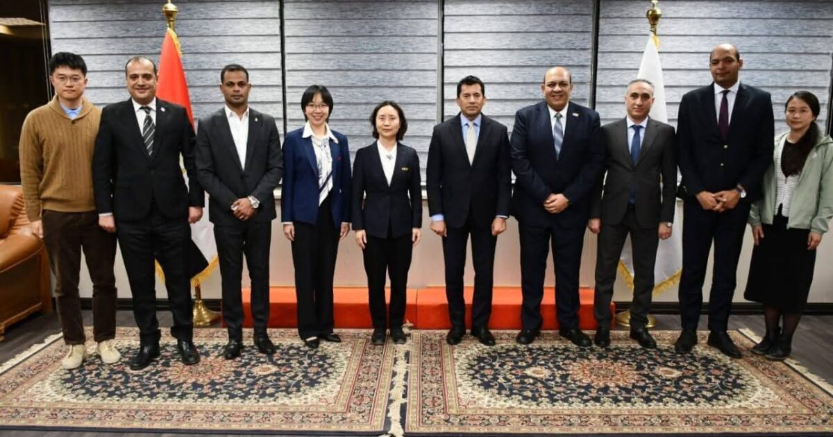 وزير الشباب والرياضة يستقبل سكرتير الاتحاد الدولي للوشو كونغ فو لبحث التعاون المشترك واستضافة بطولات دولية