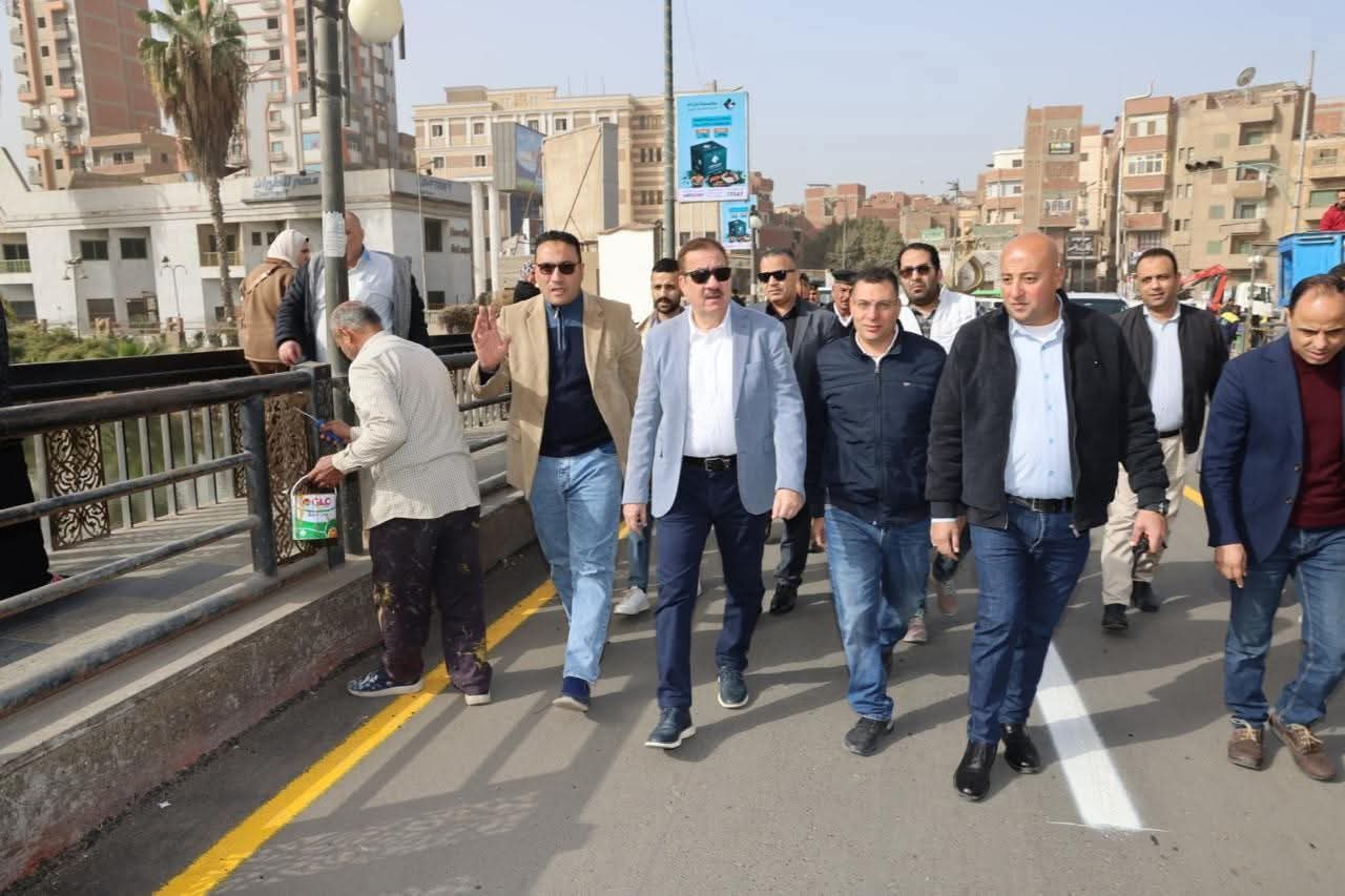 محافظ المنوفية يتفقد كوبري مبارك ويتابع تطوير كورنيش حي شرق بشبين الكوم